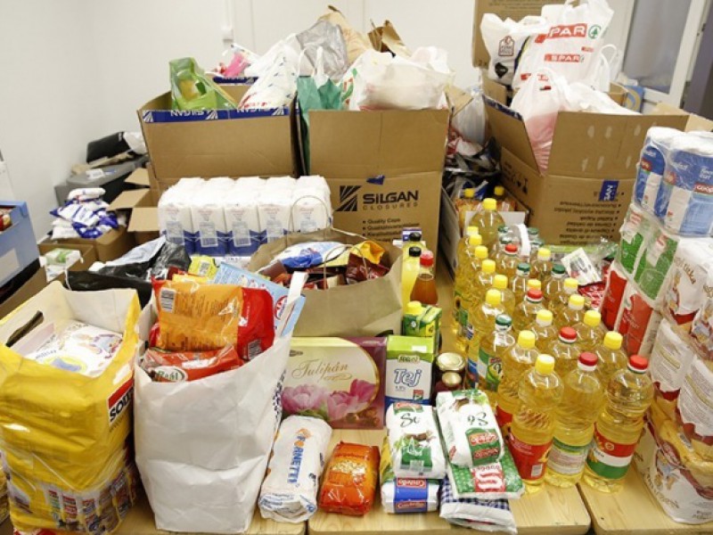 Élelmiszer csomagok átadása 